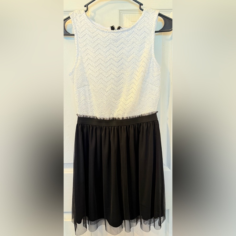 Speechless White and Black Women’s Sleeveless Party Dress